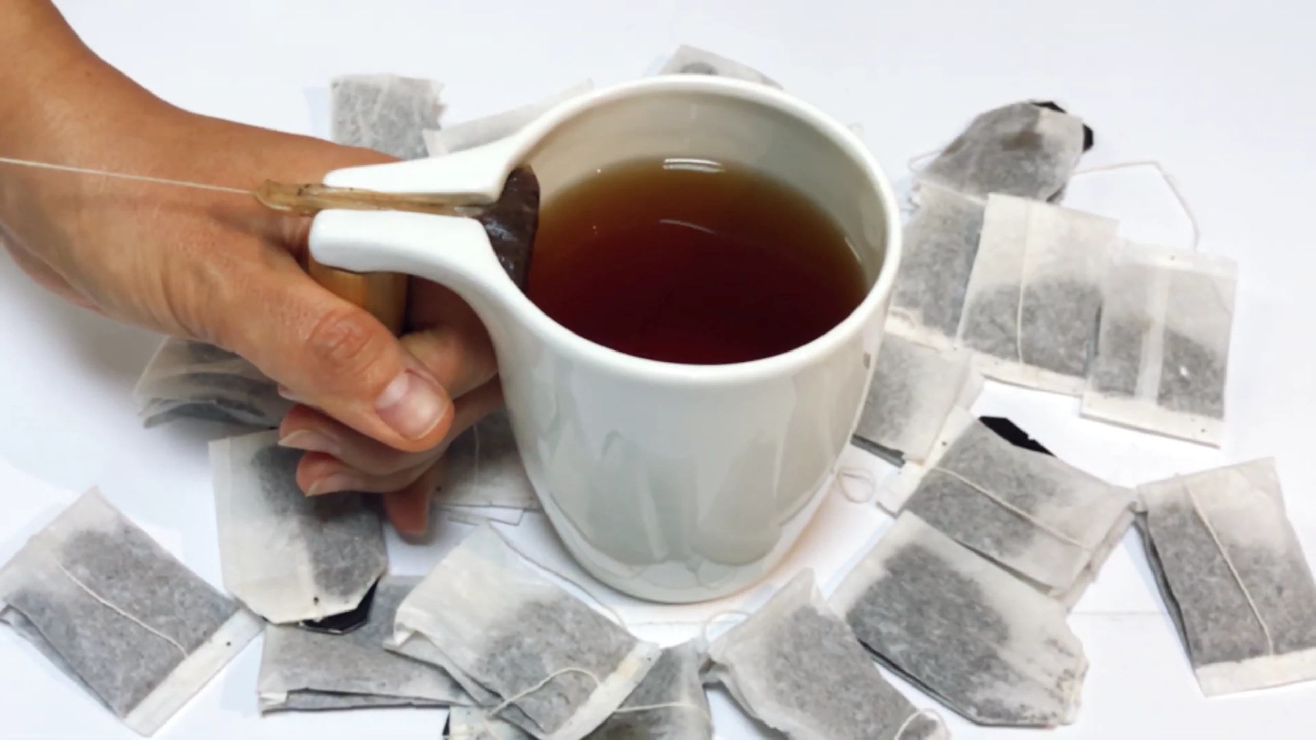 Pull the string through Cupio's groove for a drip-free teabag experience