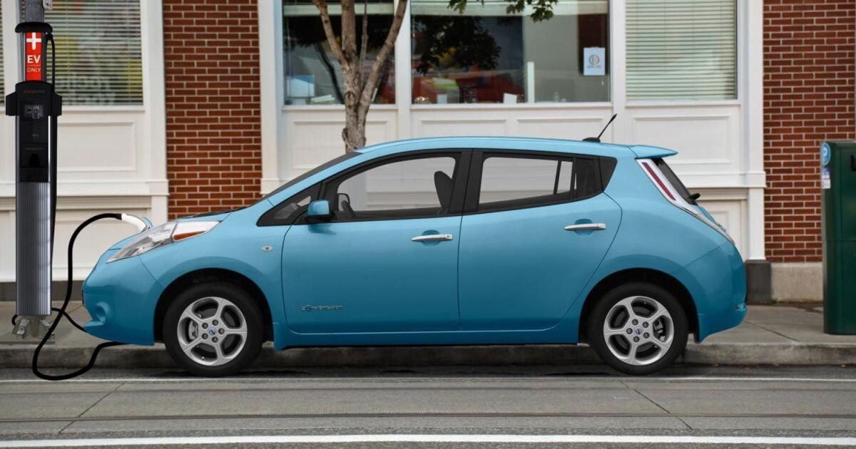 Researchers propose turning streetlights into EV chargers