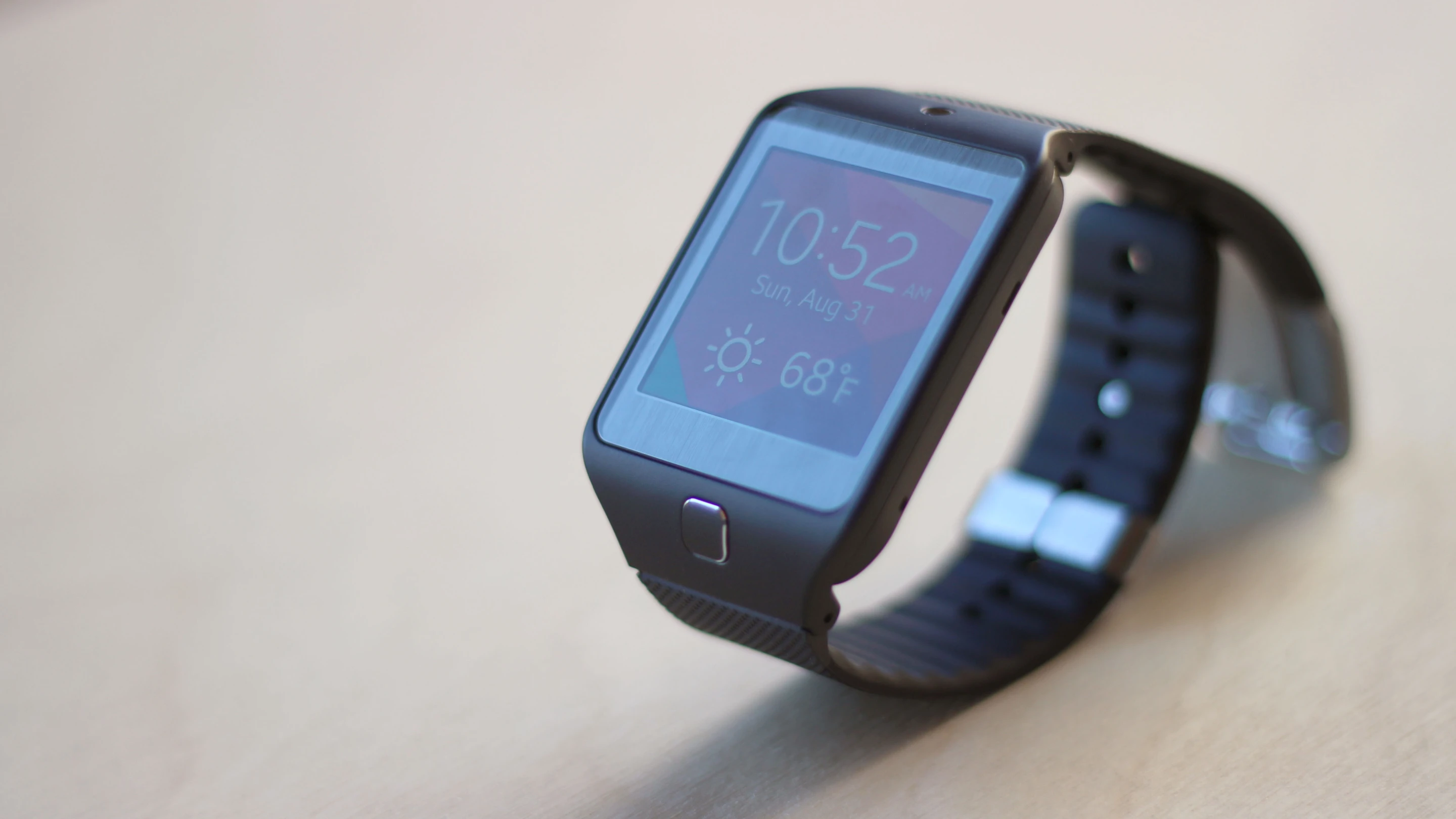 The Gear 2 Neo weighs 55 g (Photo: Will Shanklin/Gizmag.com)