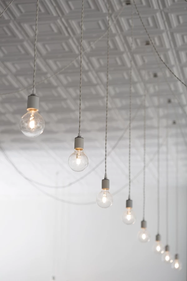 Lighting is attached to the roof using magnets and can be moved around (Photo: Florian Holzherr)