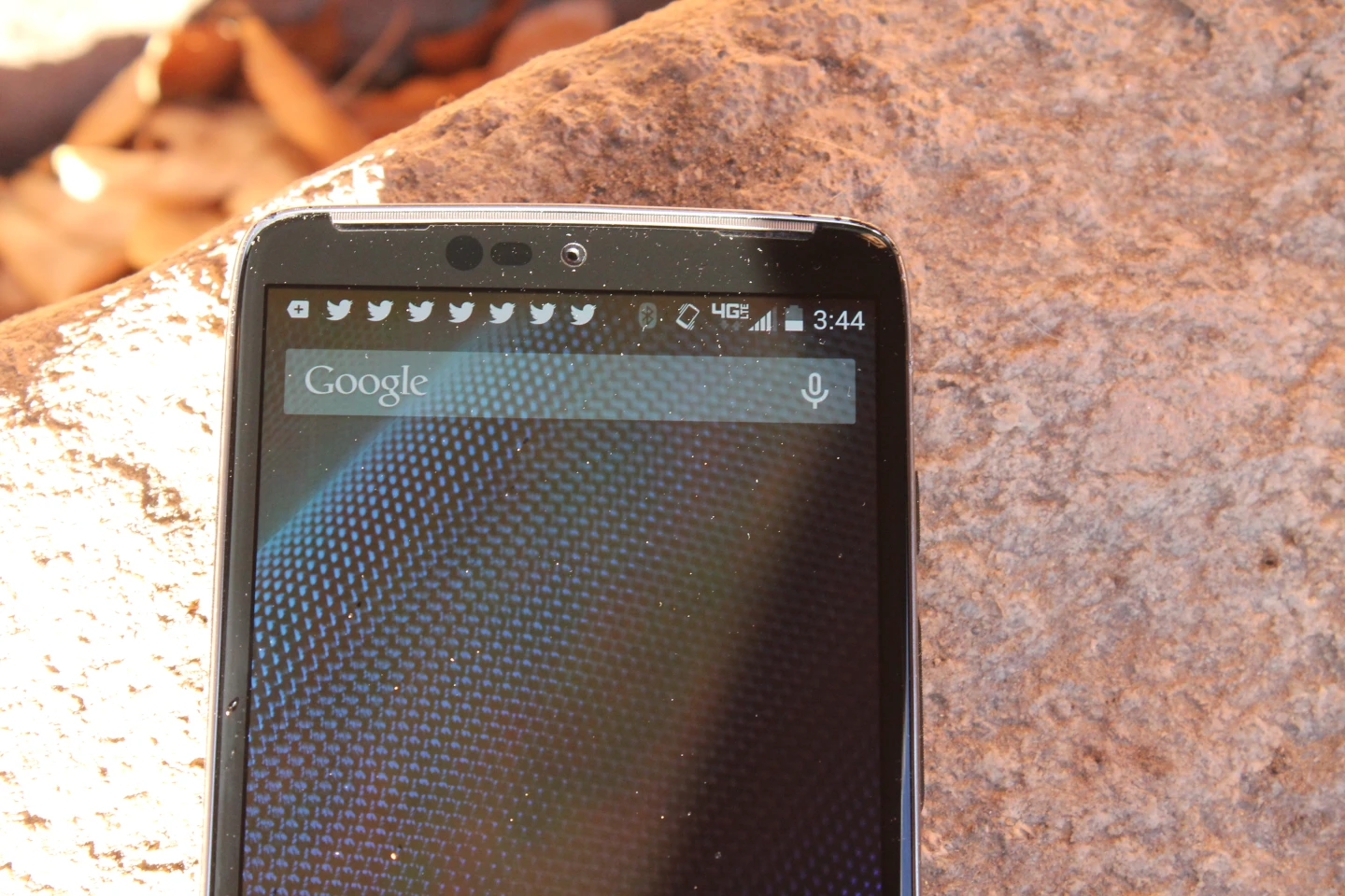 The single front-facing speaker is outdone by the dual speakers on the Moto X (Photo: Eric Mack/Gizmag.com)