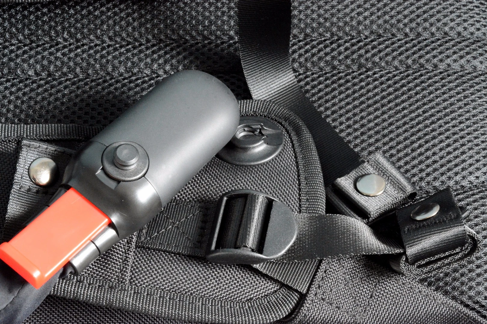 The ergonomic handle sports a red plunger button which is pushed down and combined with a downward tug of the handle to release the cord lock