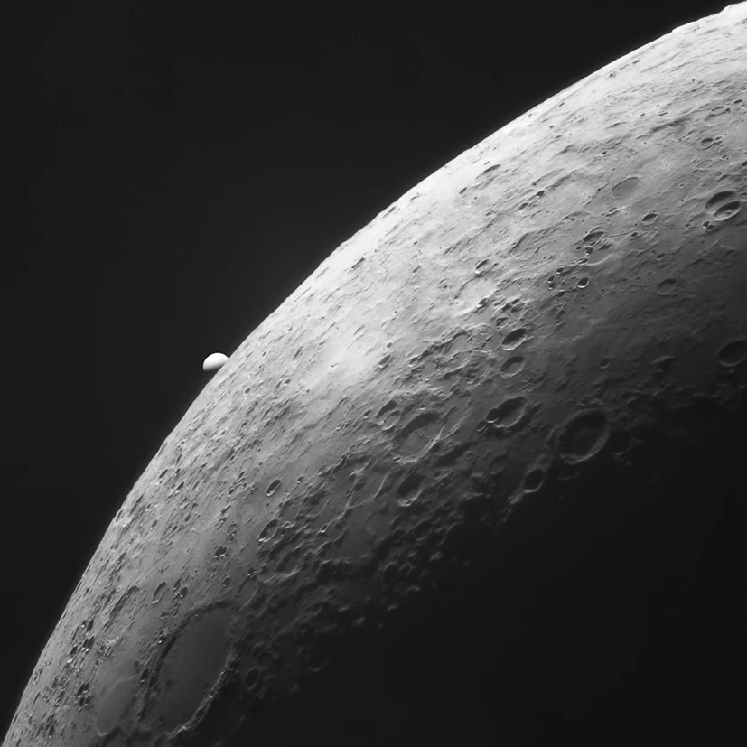 Our Moon Runner-Up: Venus and the Moon in Infrared © Lóránd Fényes (Hungary). Venus peeks over the horizon behind the Moon.