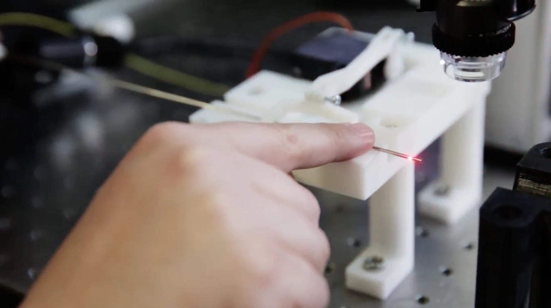 The device consists of a fiber optic camera the size of a human hair, encased inside a brain biopsy needle