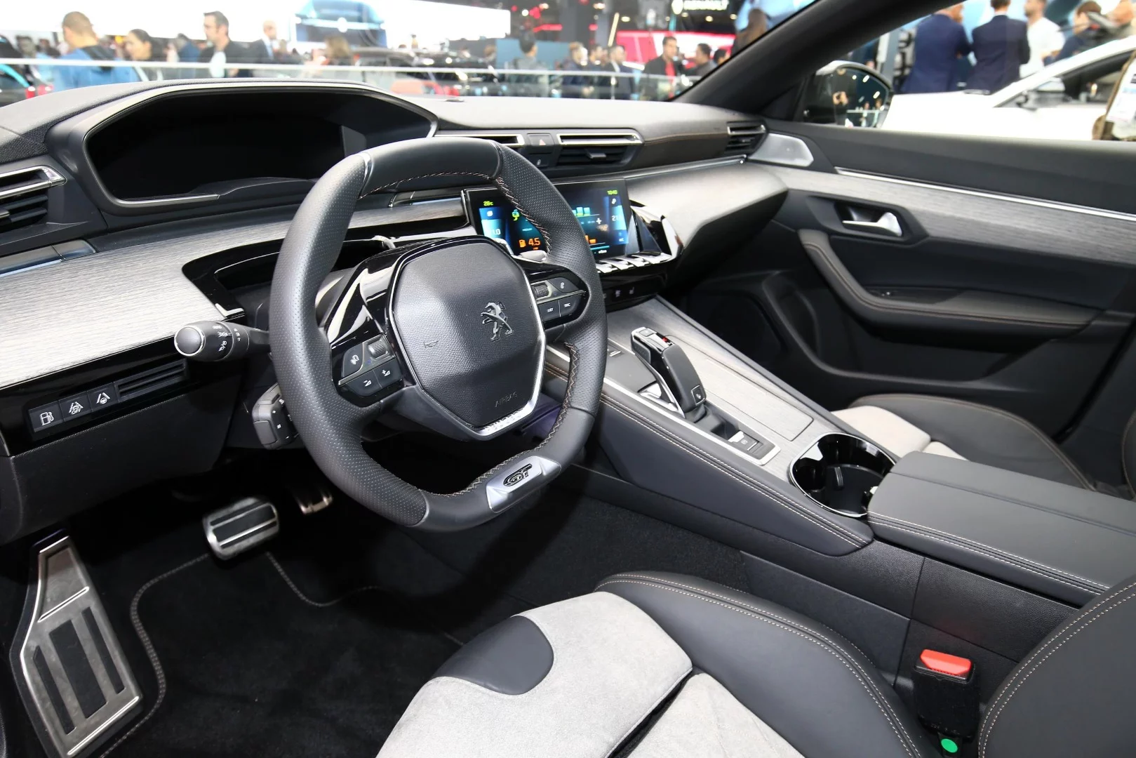 Inside the Peugeot 508 SW