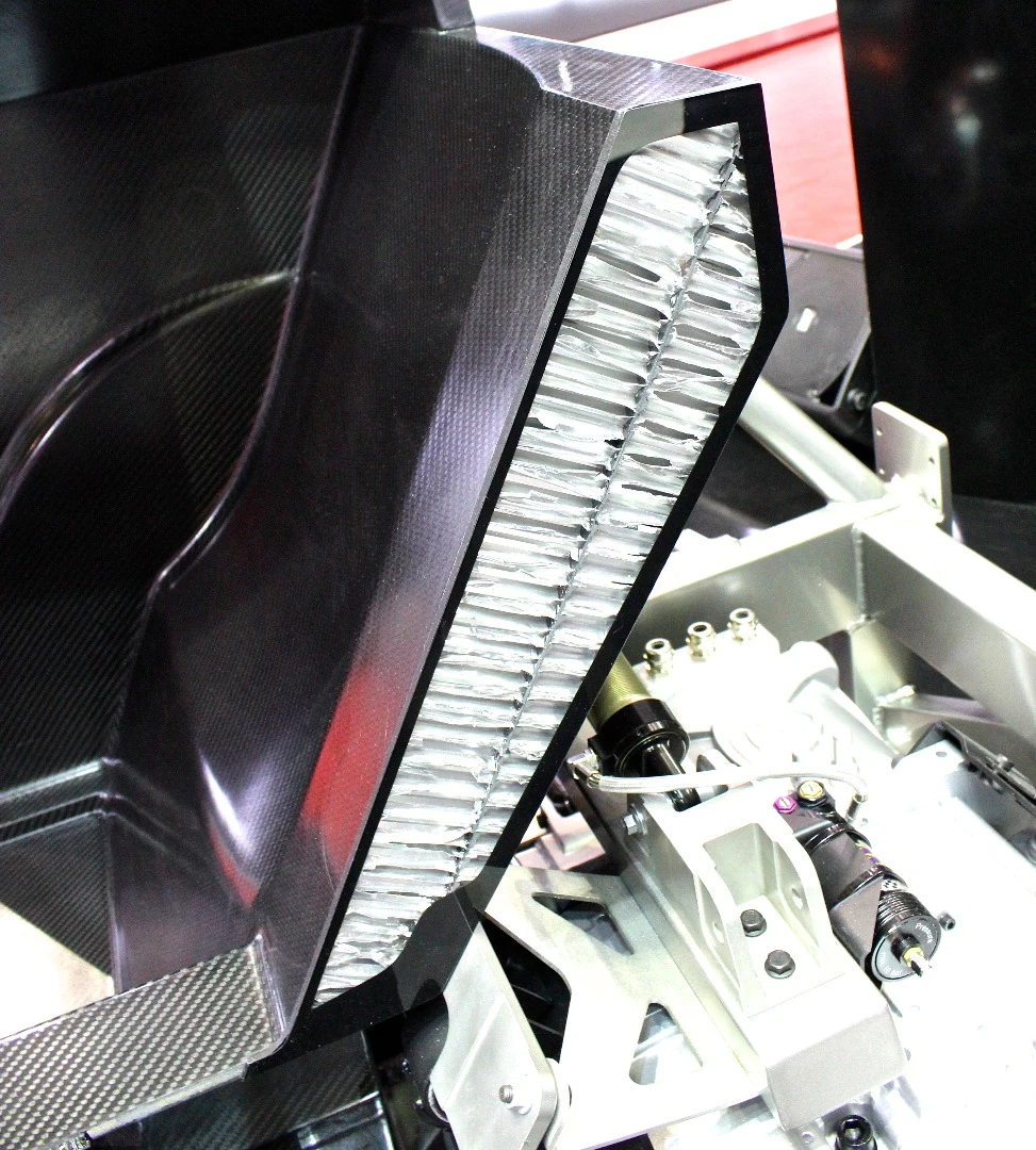 The Venere uses a carbon fiber/honeycomb sandwich frame