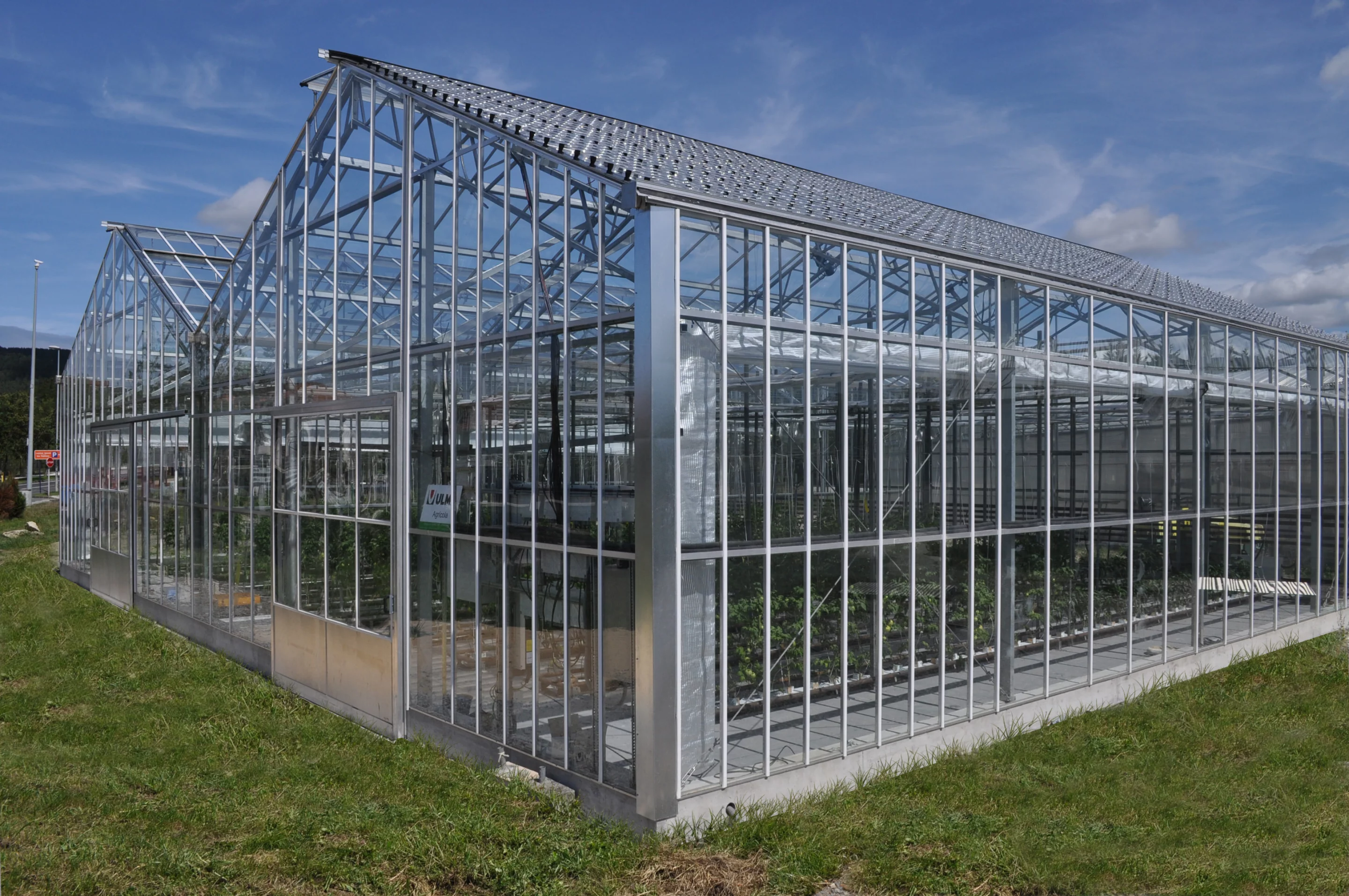 This Basque Country greenhouse has been fitted with solar panels and lenses which, combined, help limit the temperature in summer without loss of sunlight in winter