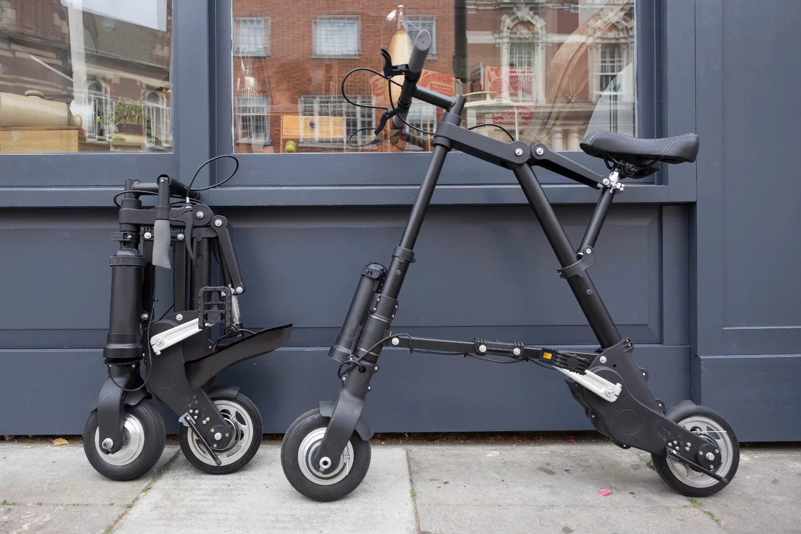 Folding the A-Bike Electric down reportedly takes less than 10 seconds, and results in a package measuring 21 x 40 x 70 cm (8.3 x 15.7 x 27.6 inches)