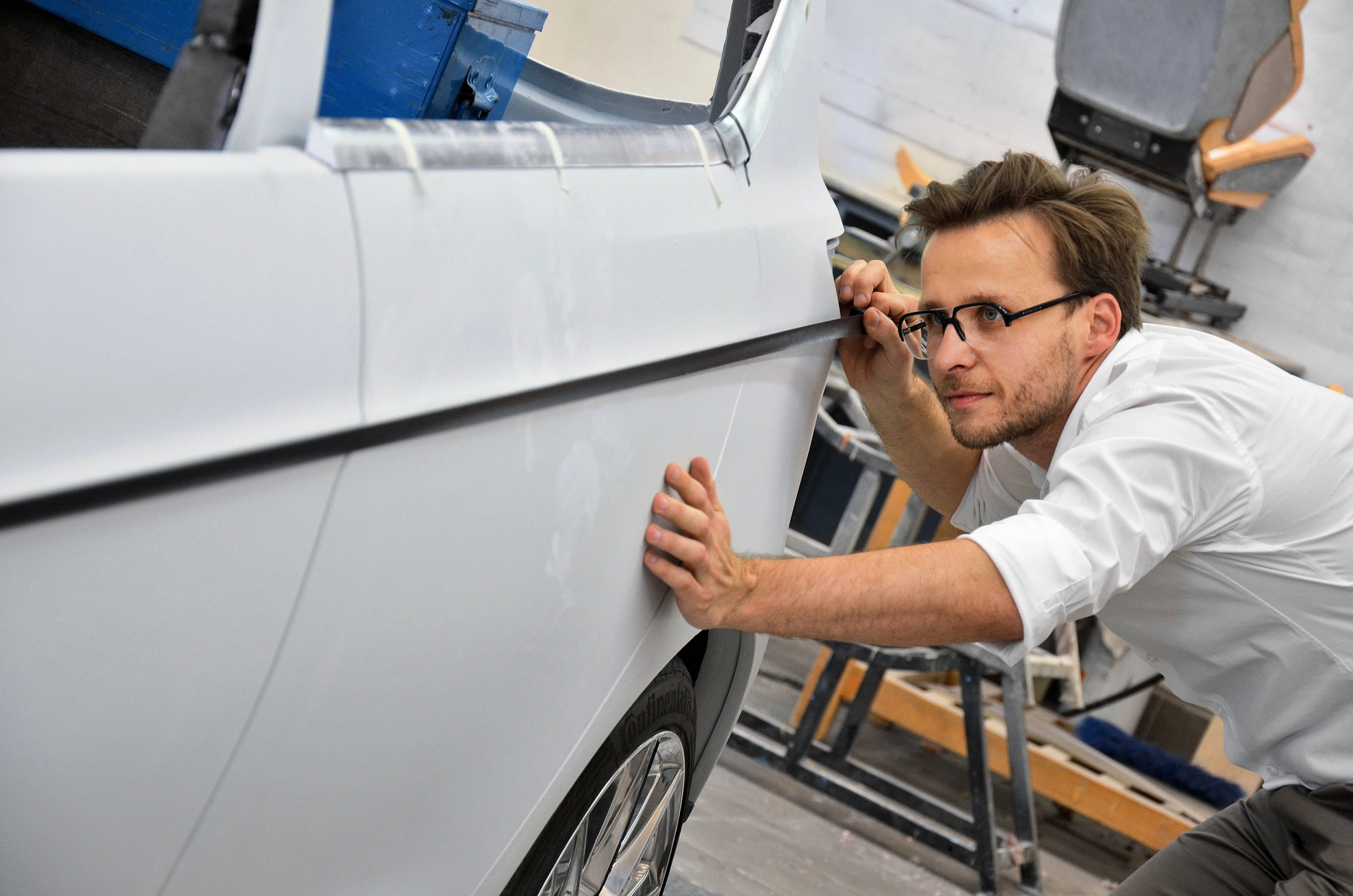Finishing the surface of the Ford S-Max Concept
