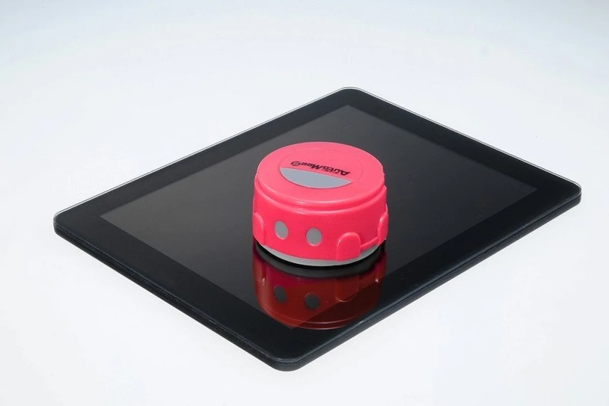 Takara Tomy's Auto Mee S can clean a tablet screen in about 8 minutes