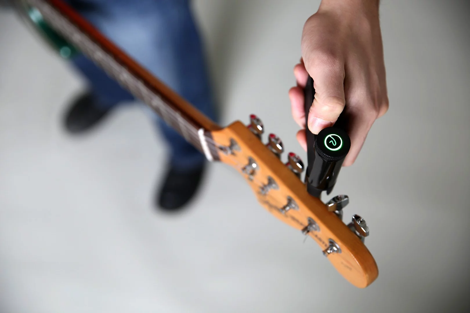 The Roadie 2 makes use of new vibration detection technology to analyze string pitch