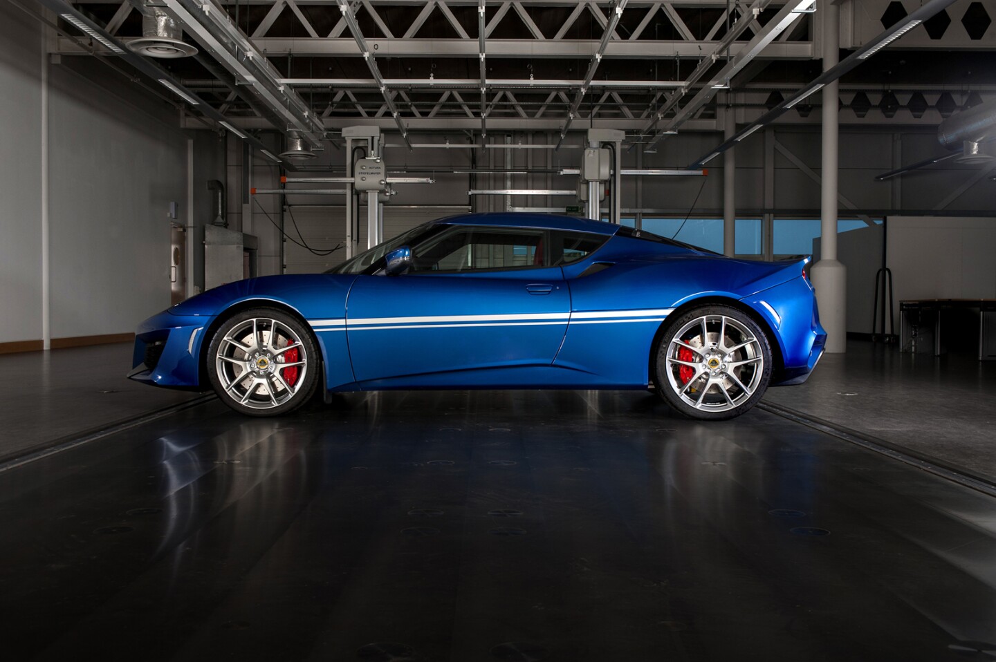 The Evora 400 weighs just 1,395 kg and sprints to 100 km/h in just 4.2s, on the way to a maximum speed of 300 km/h