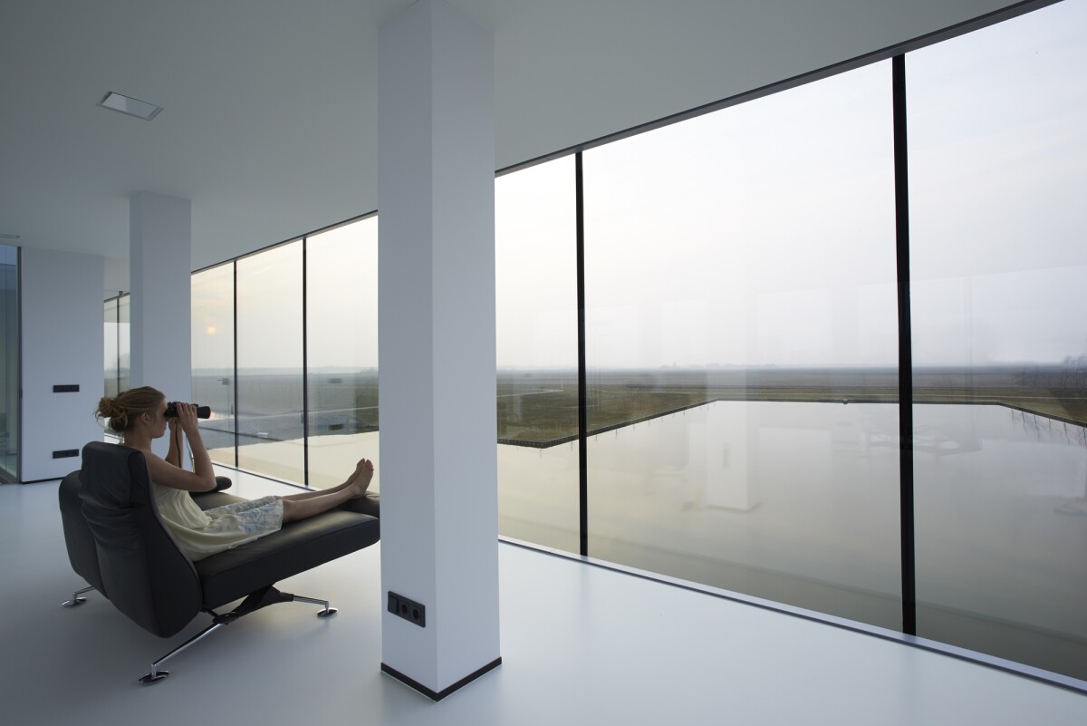 The interior is open plan, with the living area situated in the floating glass box above ground (Photo: Jeroen Musch)