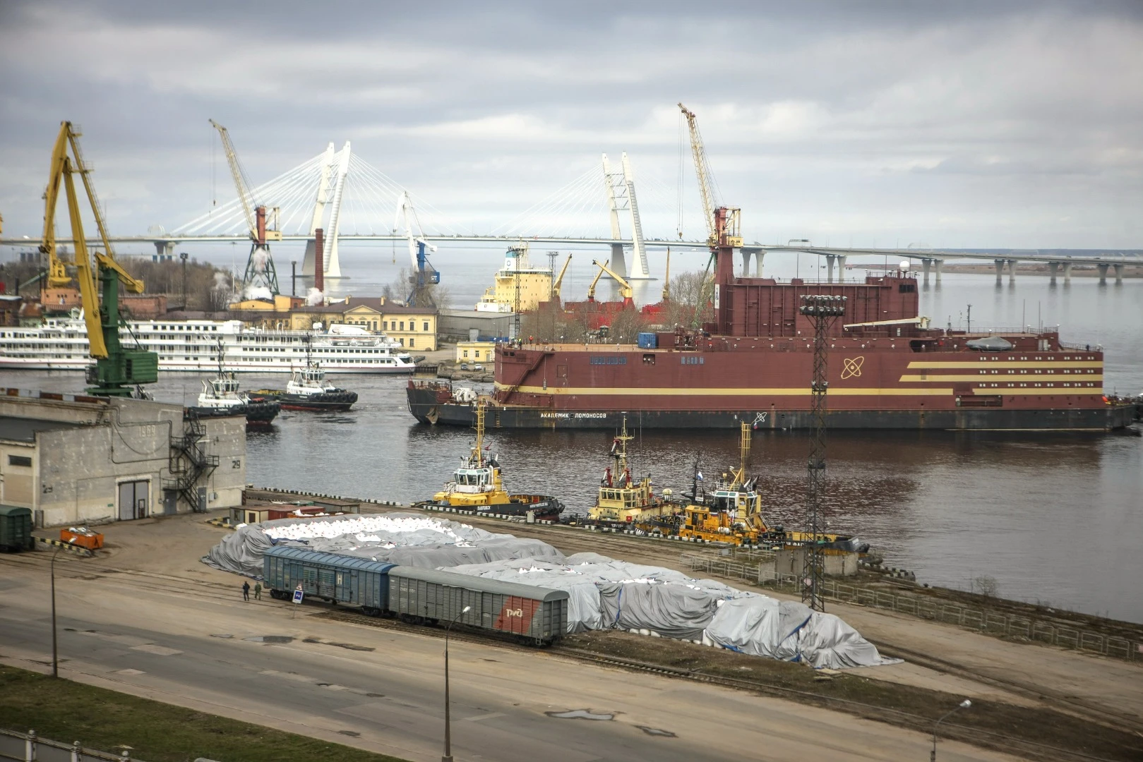 The “Akademik Lomonosov” leaves St. Petersburg under tow