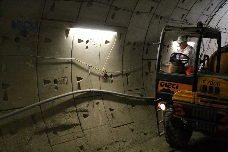 During construction, the Crossrail tunnels are like busy on-site roads (Photo: Stu Robarts/Gizmag)