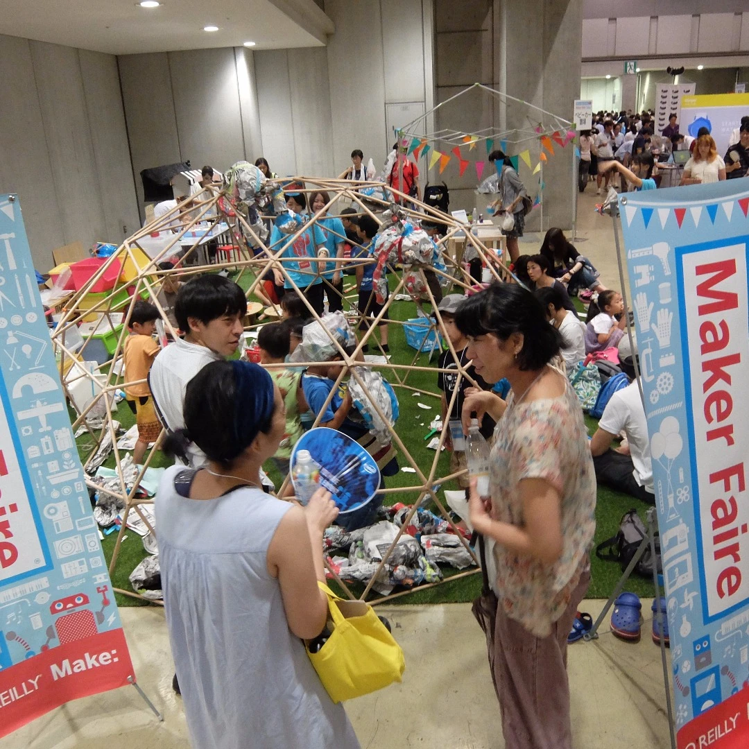 Young children get creative with newspaper and tape at Maker Faire Tokyo 2015