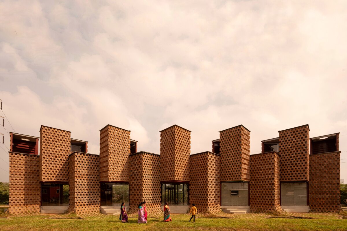 Mud-covered shipping container project tackles metal boxes' major flaw