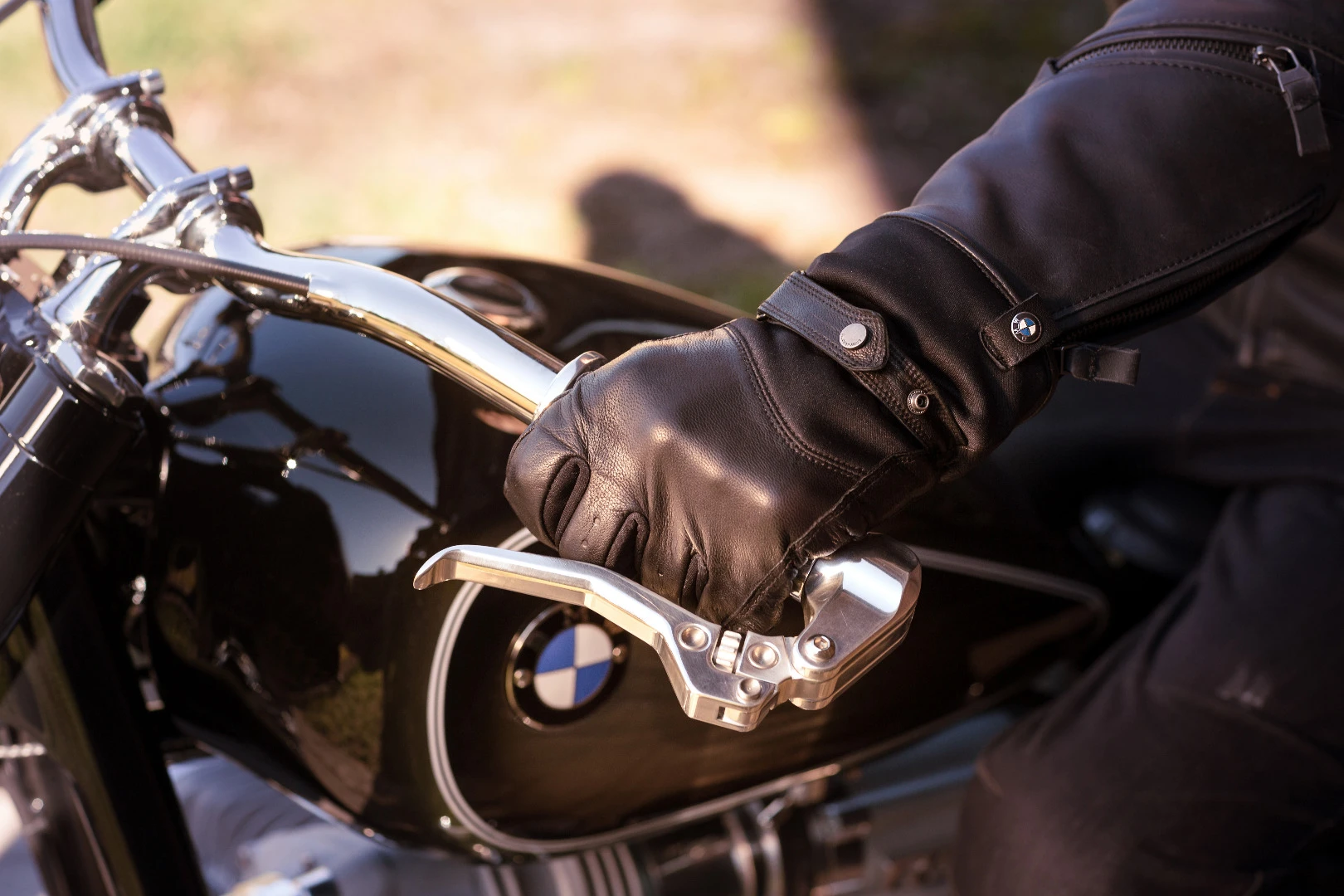Carved out of billet aluminum, the reverse levers of the BMW R5 pay Hommage to the classic original design