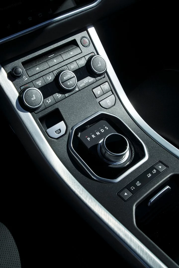 The cabin of the Evoque Convertible is laid out for simplicity