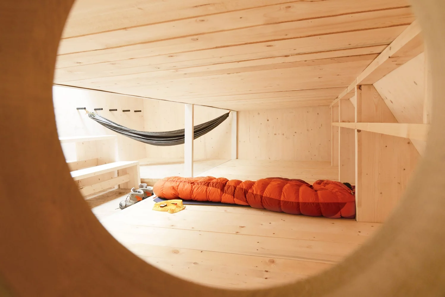 Călțun Shelter also sports a photovoltaic panel that provides enough power to charge phones and similar small devices