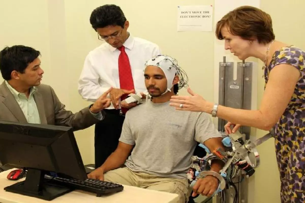 A robotic exoskeleton that can read thoughts and anticipate the user's actions could find use as a hi-tech rehabilitation tool for stroke victims (Image: Bruce French/TIRR Memorial Hermann)