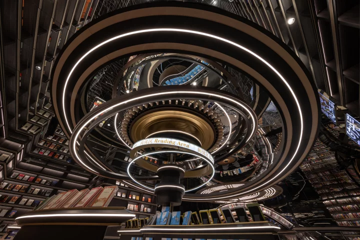 The Huai'an Zhongshuge bookstore's incredible interior design was realized with wood, marble, and glazing