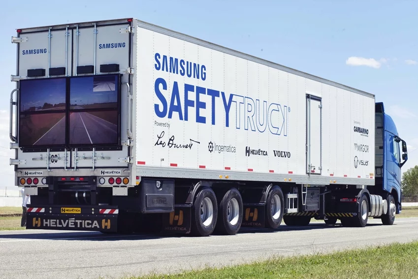 With a front-mounted camera, the system captures the view of the road in front of the truck and streams it to a large display on the back, made up of four weatherproof monitors