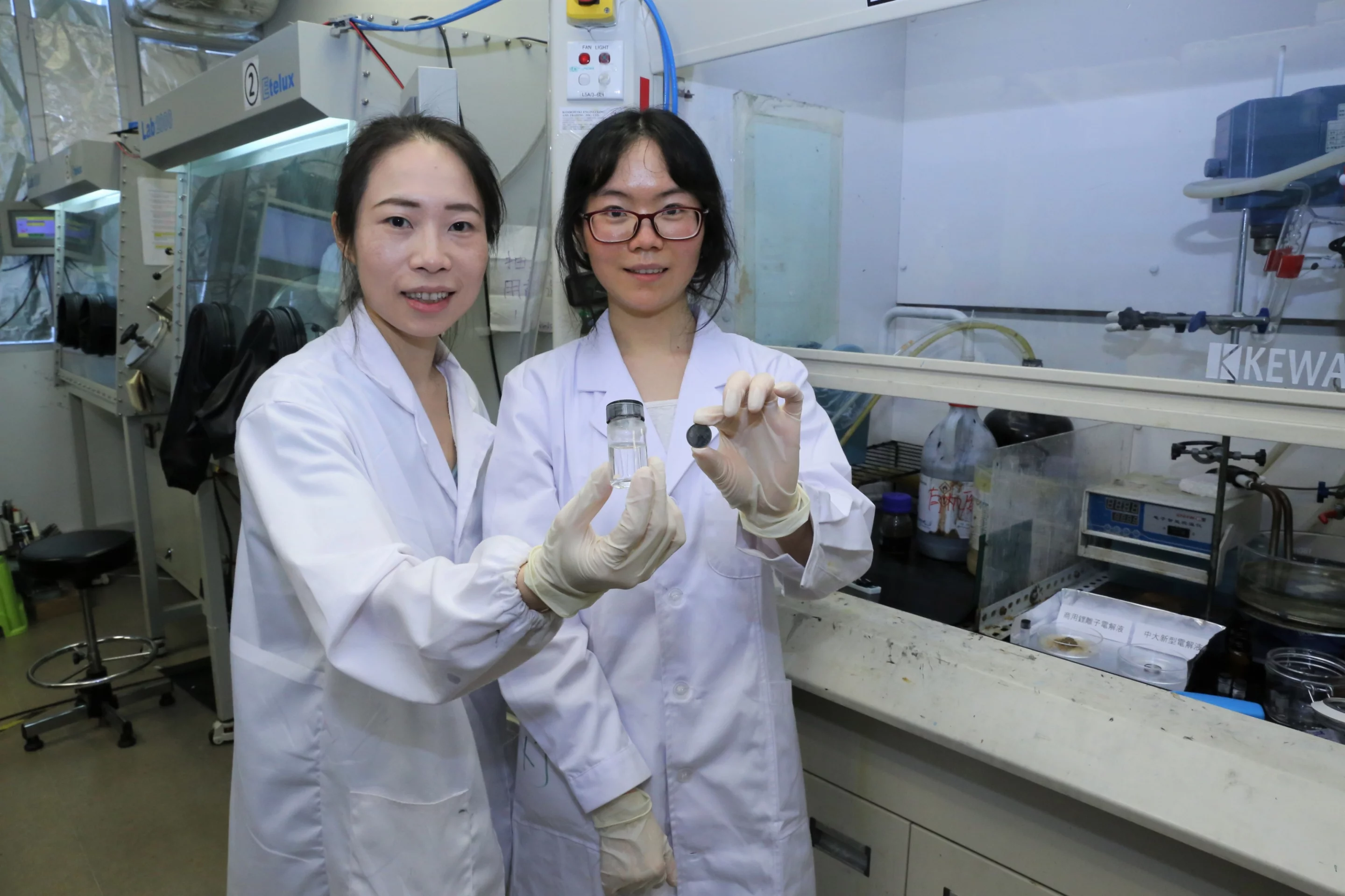 Professor Yi-Chun LU and Jing Xie with their aqueous battery design