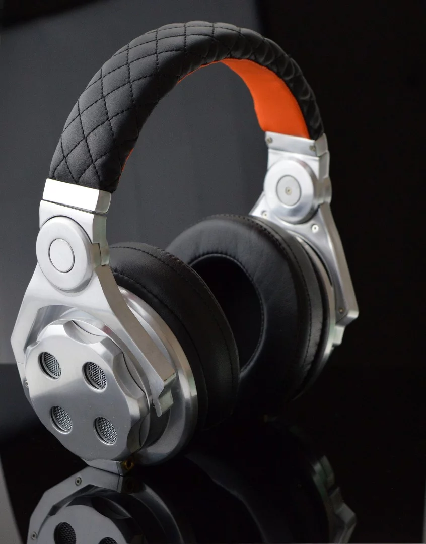 Each housing has a 30 mm driver and a 50 mm driver, for tight, punchy bass, "an excellent response in the mid-range" and refined highs