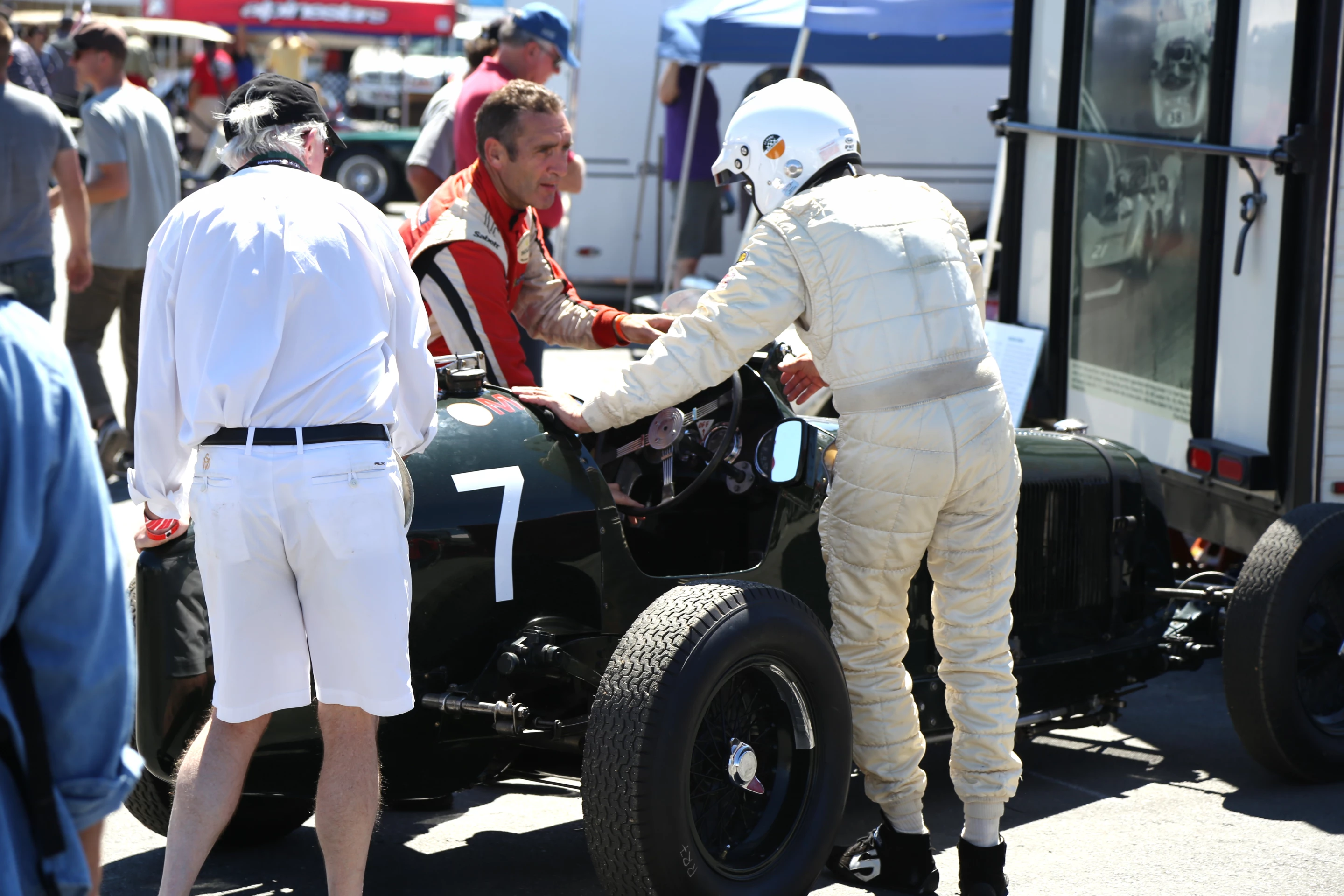 Drivers were constantly assisting other competitors throughout the series (Photo: Angus MacKenzie/Gizmag.com)