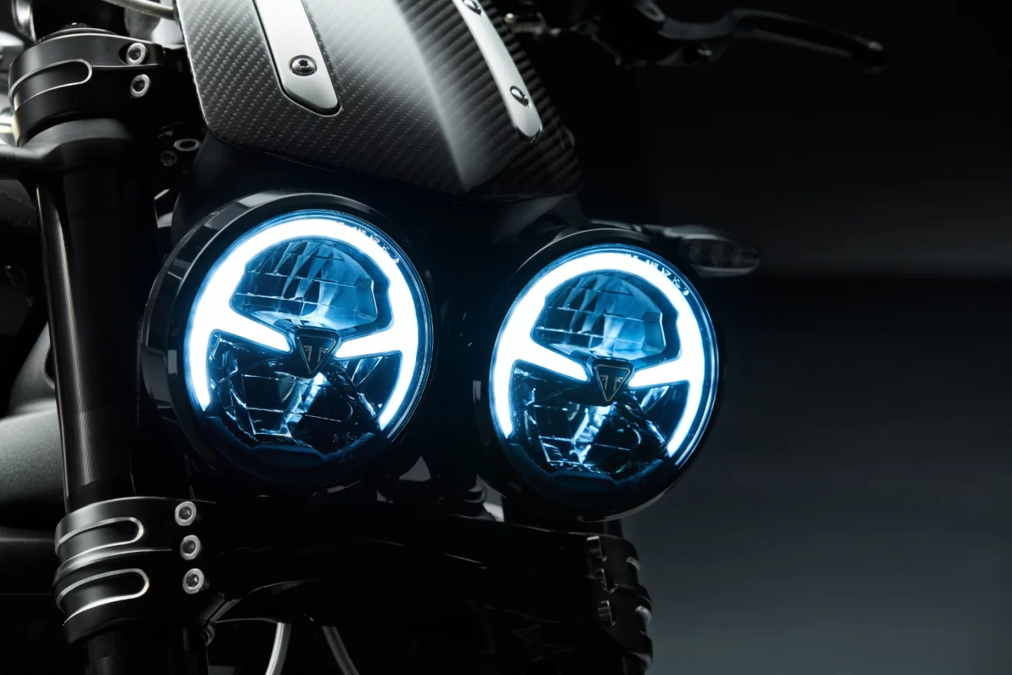 Twin round LED headlights with daytime running lights