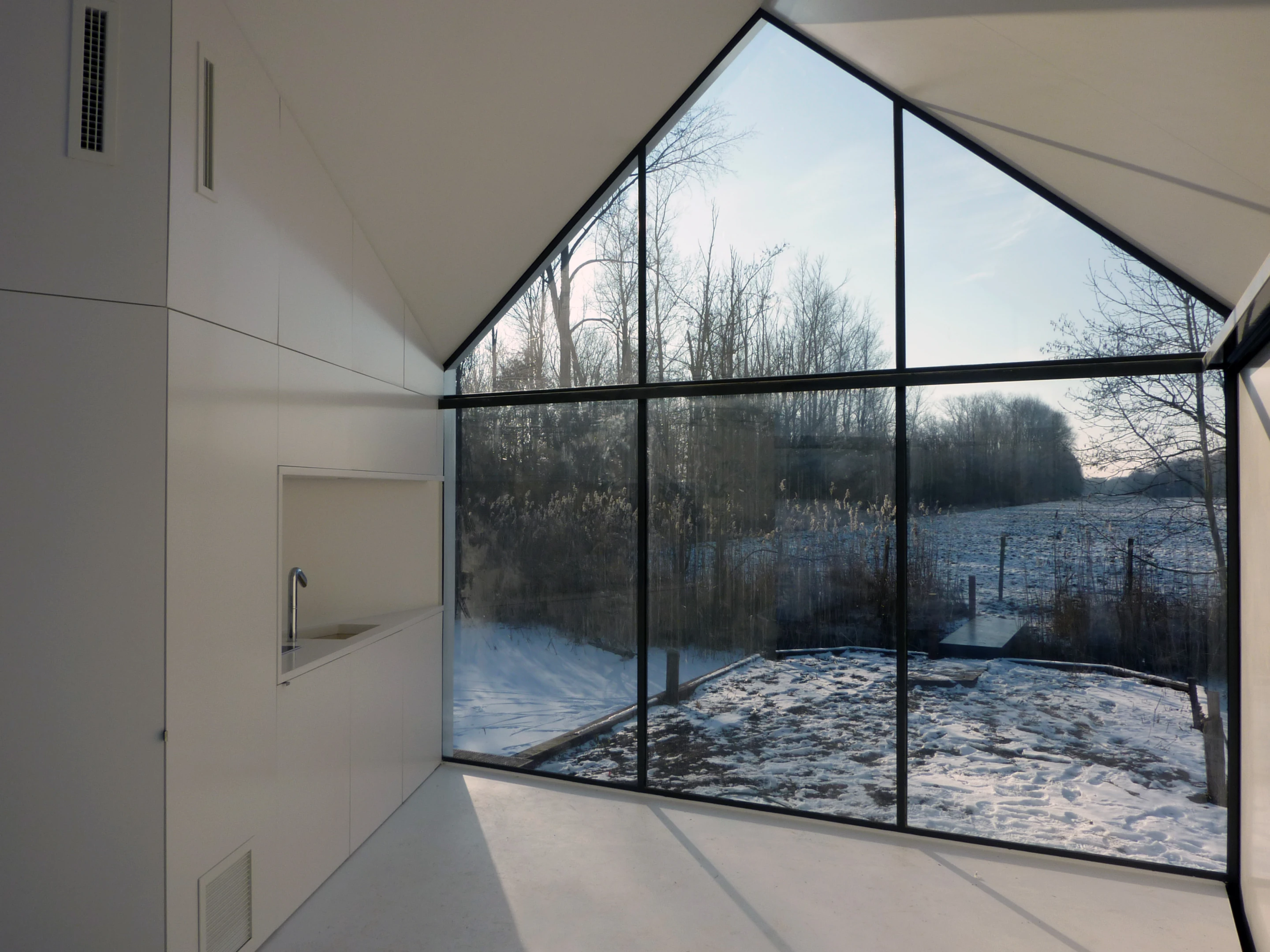 Summer House's spartan interior (Photo: 2by4-architects)