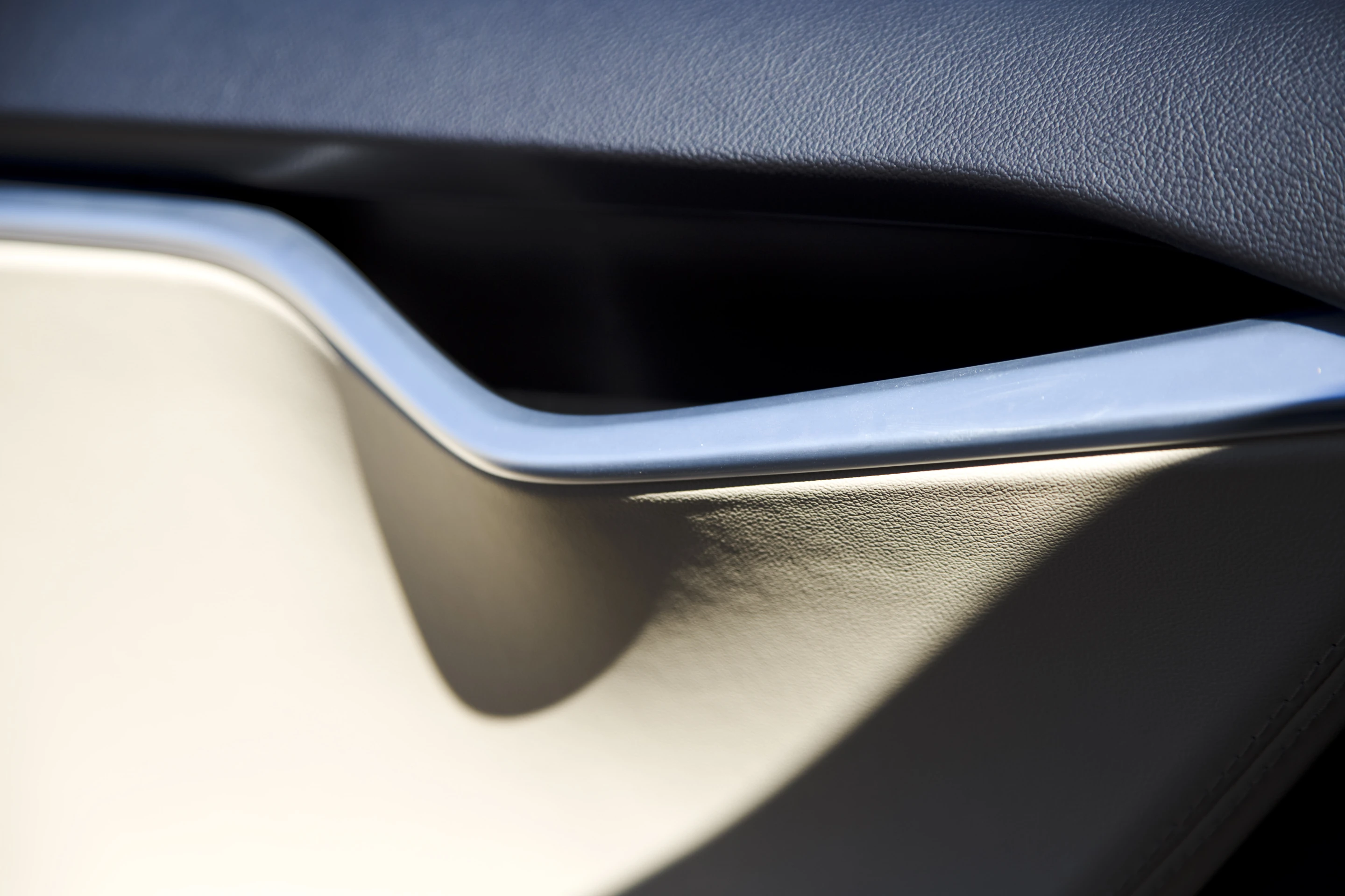 Model S' minimalistic interior is clean yet contemporary, carrying over design cues from the car's beautifully finished exterior (Photo: Angus MacKenzie/gizmag.com)