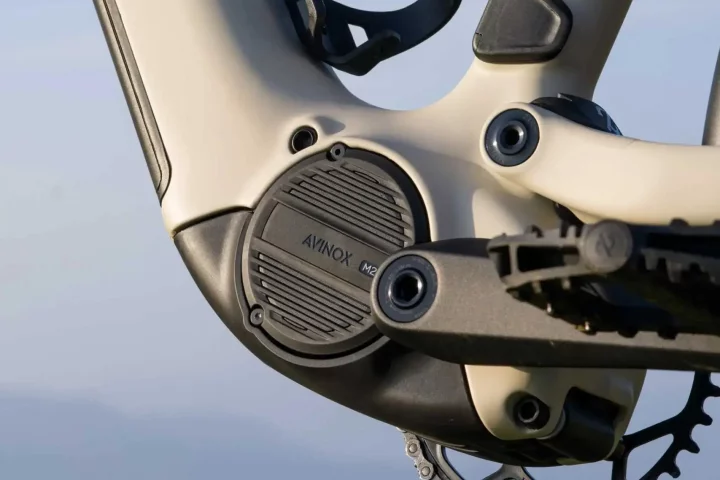The powerful Avinox M2 motor dishes out 1,100 W and 92.2 lb.ft of torque to easily carve up slopes and uneven terrain