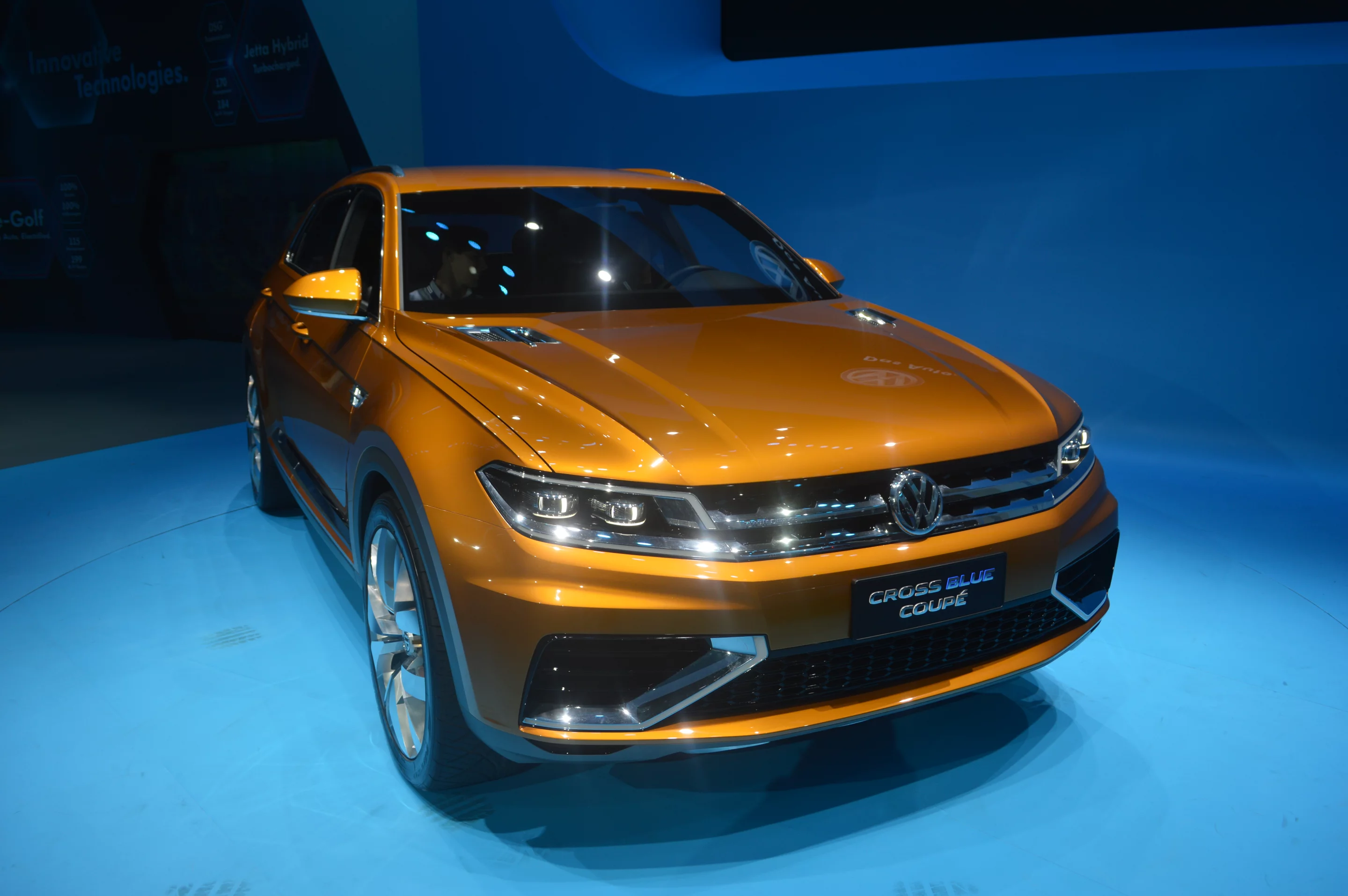 VW worked to give the CrossBlue "3D" front and rear fascias