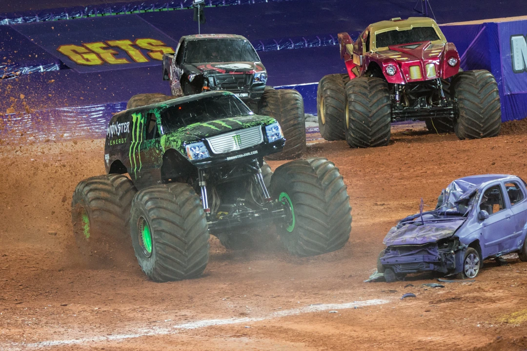 Grave Digger spins the dirt (Photo: Noel McKeegan/Gizmag.com)