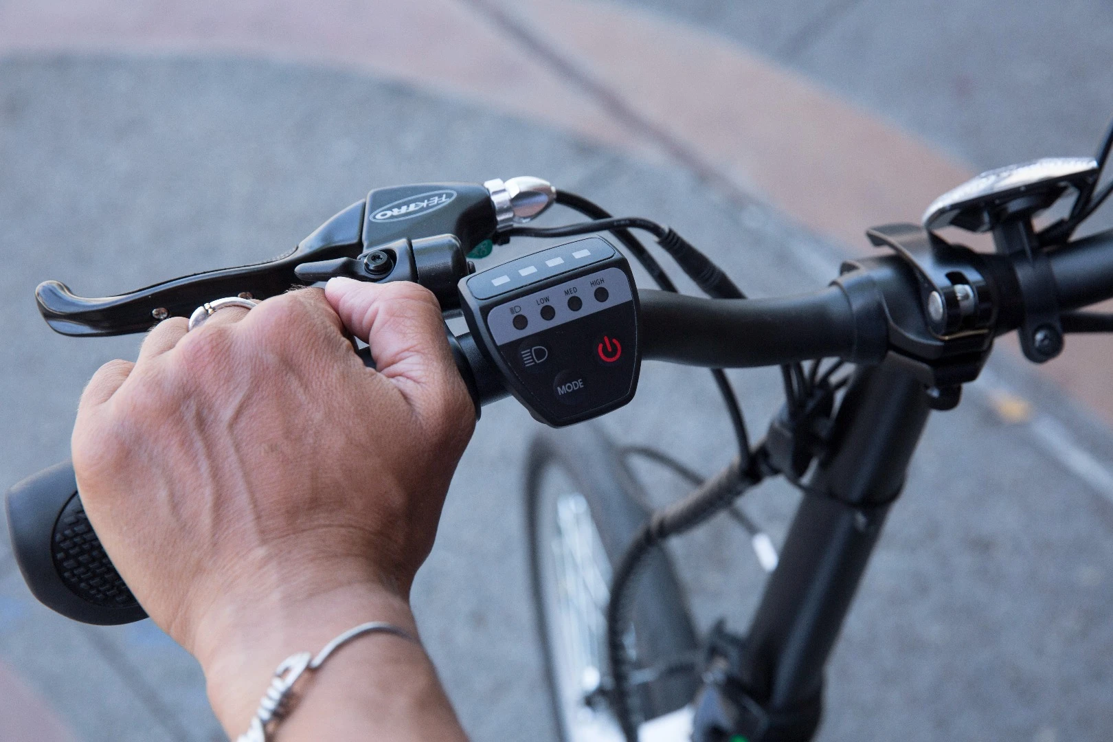 The electric assistance can be controlled through the handlebars on the Air-33 eBike