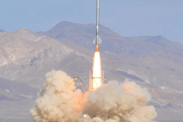 Derek Deville's Qu8k rocket climbed at altitude of 121,000 feet (36.8 km) after 92 seconds flight (Photo: Gregory L. Mayback/ddeville.com)