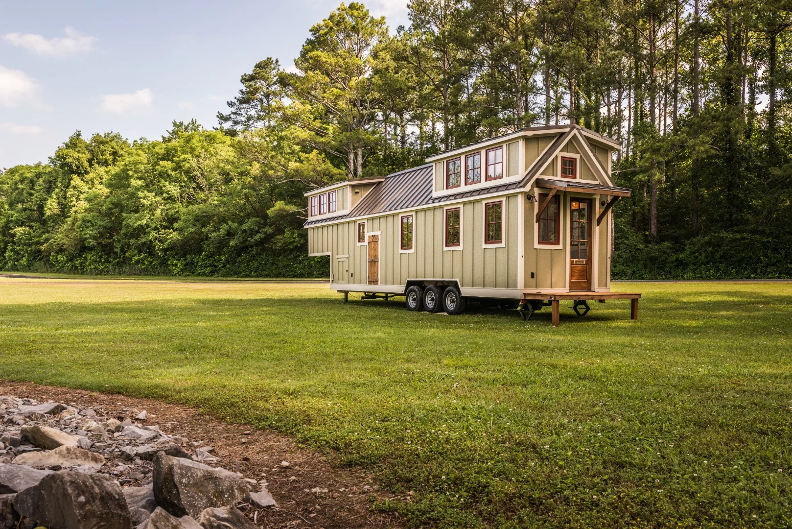The Denali is based on a 37 ft (11.2 m)-long gooseneck trailer