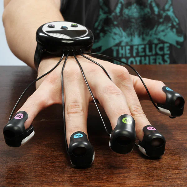 The finger piano in use
