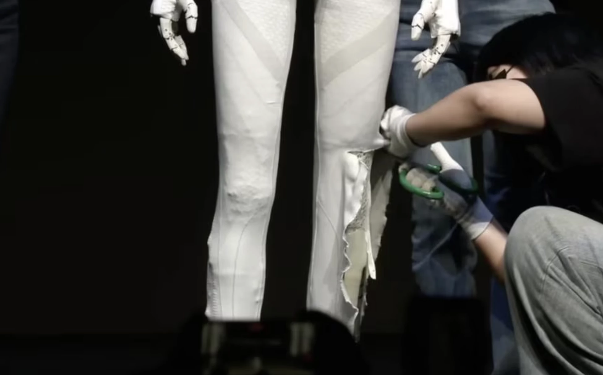 پوست آیرن نسل جدید قطع شده تا روبات بودنش بهوضوح نمایان شود