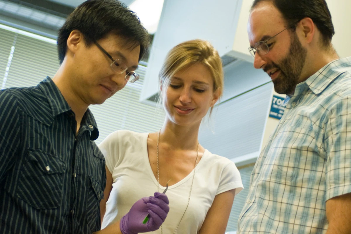 Postdoctoral associate Jae-Hee Han, left, graduate student Geraldine Paulus and associate professor Michael Strano built a fiber of carbon nanotubes that can concentrate solar energy (Image: Patrick Gillooly)
