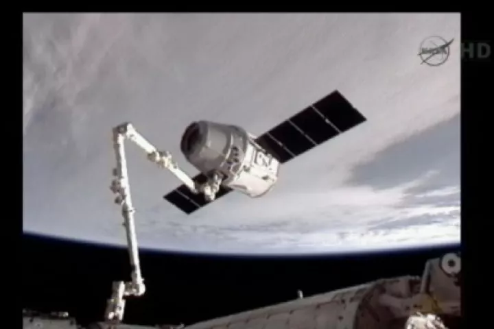 The Dragon spacecraft, held by the ISS manipulator arm (Image: NASA)