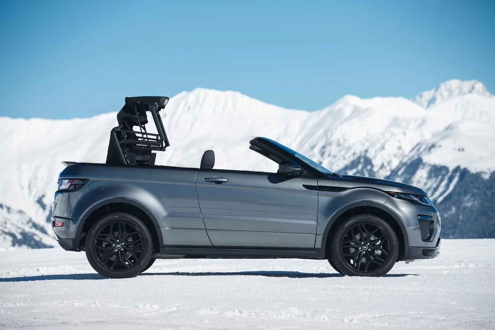 The Z-fold convertible top raises in 21 seconds and can be raised or lowered at speeds of around 30 mph (48 km/h)