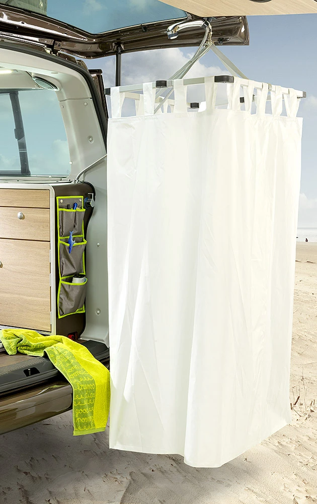 A curtain on the tailgate gives the Cape Town a private shower (Photo: Hymer)