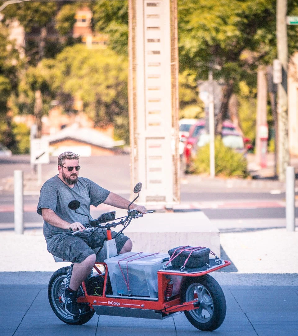 Gizmag's Loz Blain quietly soiling himself trying to understand the odd handling of the EsCargo