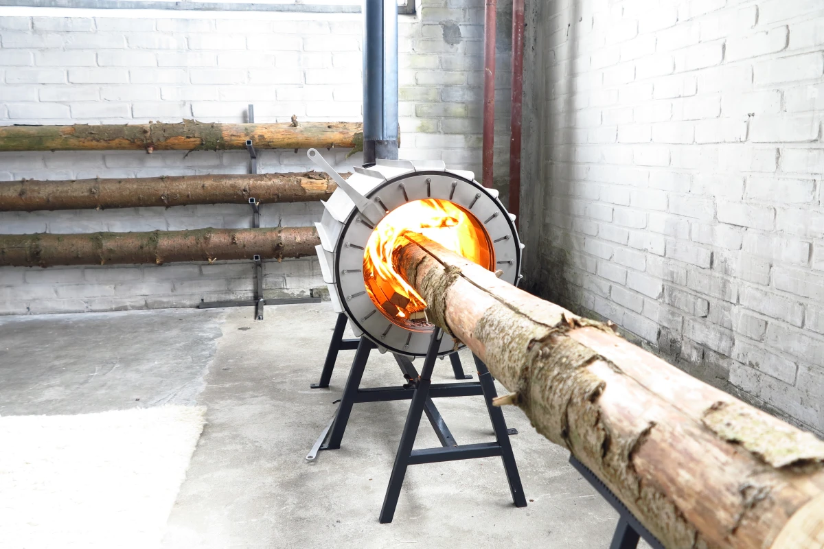 The Spruce Stove in use, prior to being closed around the log
