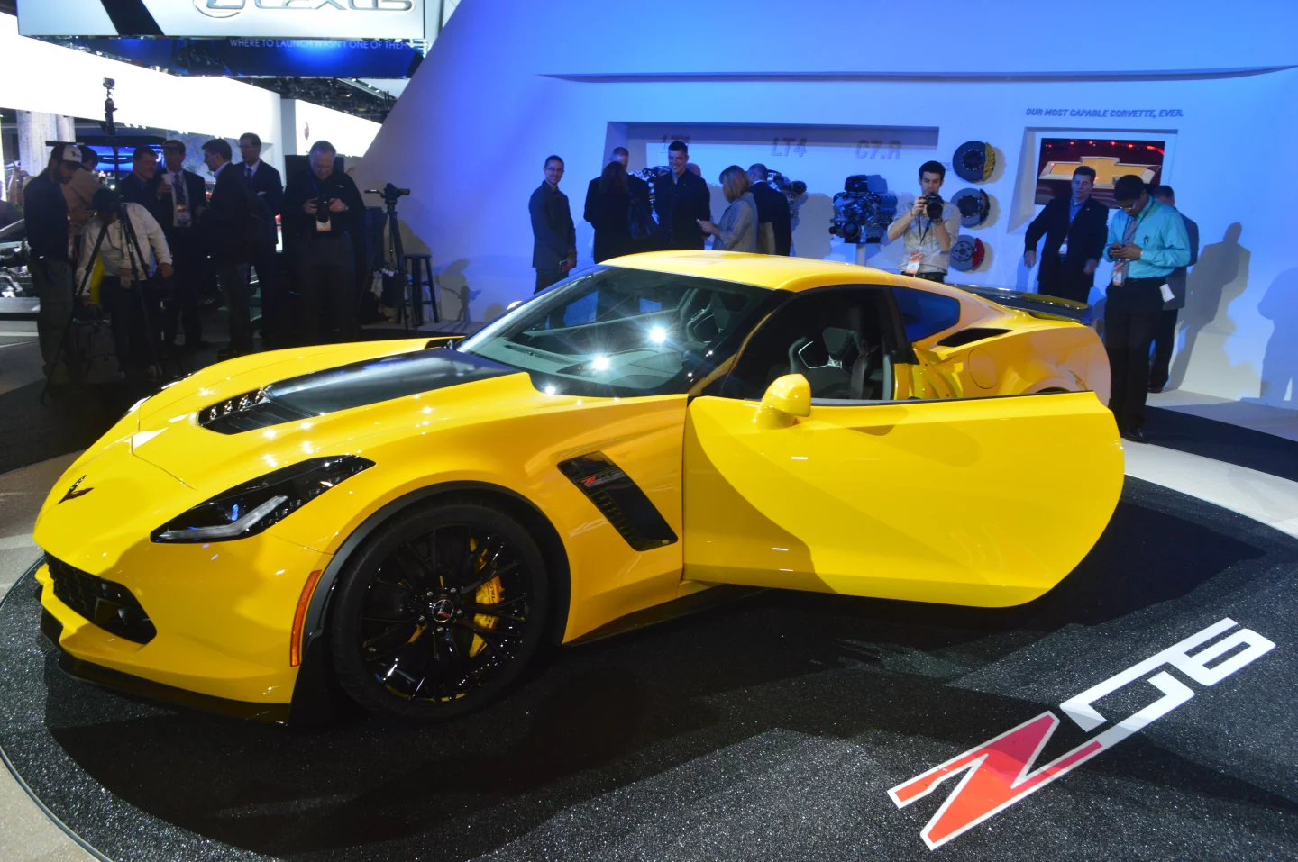The Z06 aero-kit has a front splitter, a carbon fiber hood with bigger venting and the spoiler from Stingray’s Z51 performance pack as standard on base model (Photo: CC Weiss/Gizmag.com)