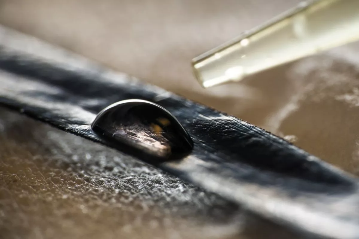 The artificial muscle consists of polymer material, into which the researchers have integrated enzymes that burn the glucose for energy the same as a biological muscle does