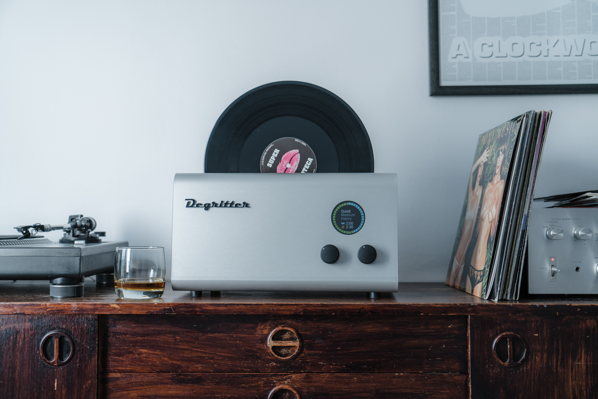 The Degritter is wrapped in a stylish, retro-cool brushed aluminum jacket